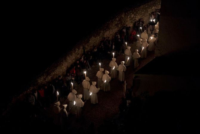 Los penitentes de la hermandad Cristo de la Buena Muerte marchan hacia la iglesia en Zamora, España.