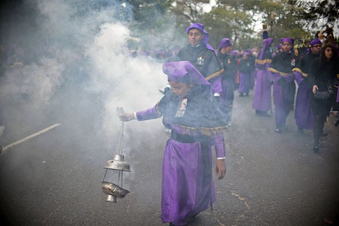 Así se celebra en Nicaragua: católicos devotos marchan en la procesión de Jesús Nazareno de la Merced.