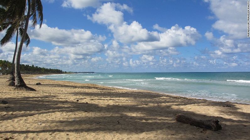 Playa Macao, en la provincia de La Altagracia, es una de las favoritas de los dominicanos y los extranjeros por su tranquilidad y sus grandes olas.