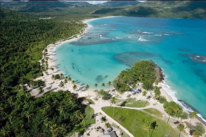 Si quieres alejarte del mundanal ruido debes ir a Playa Rincón, un paraje paradisiaco en la provincia de Samaná.