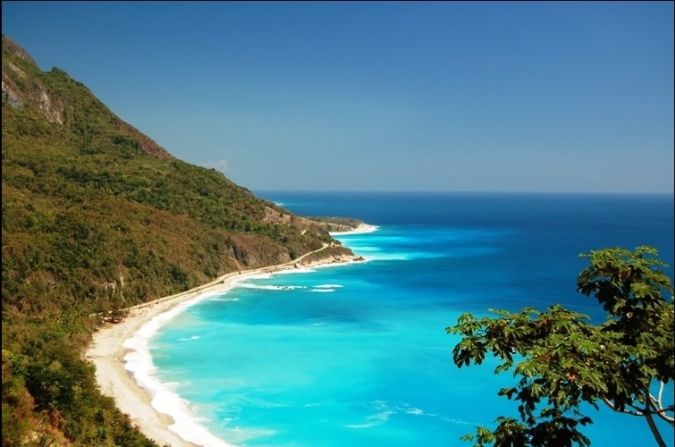 La playa de San Rafael, en la provincia de Barahona, es propicia para el surf por el viento y las grandes olas.