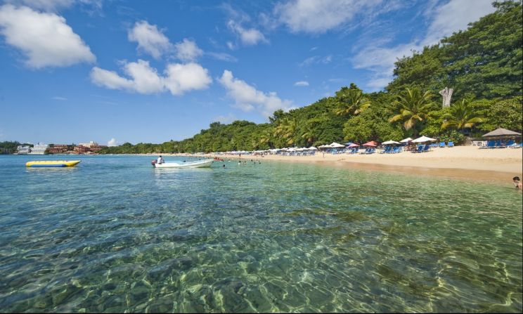 Las cristalinas aguas y la fina arena invitan a echarse un muy buen rato en Sosúa, norte del país.