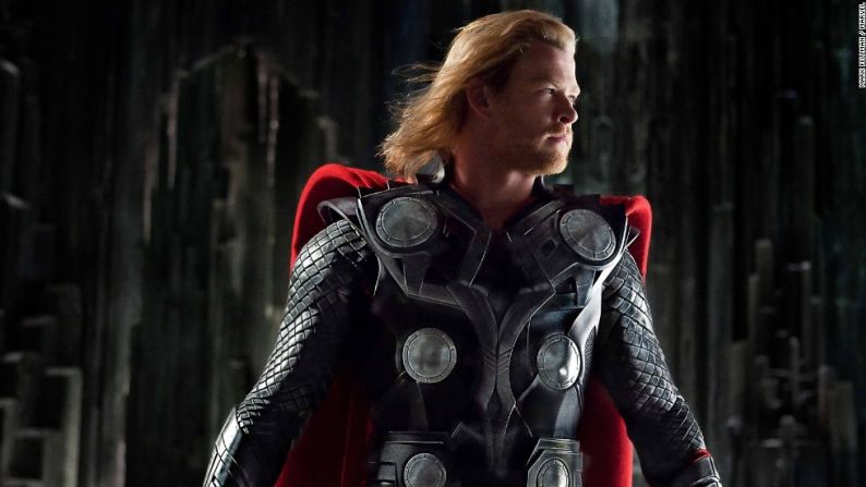 Chris Hemsworth interpretó a Thor en la película de 2011, que llevó el mismo nombre. También tuvo una secuela en 2013, y Thor, por supuesto, es uno de los Avengers.