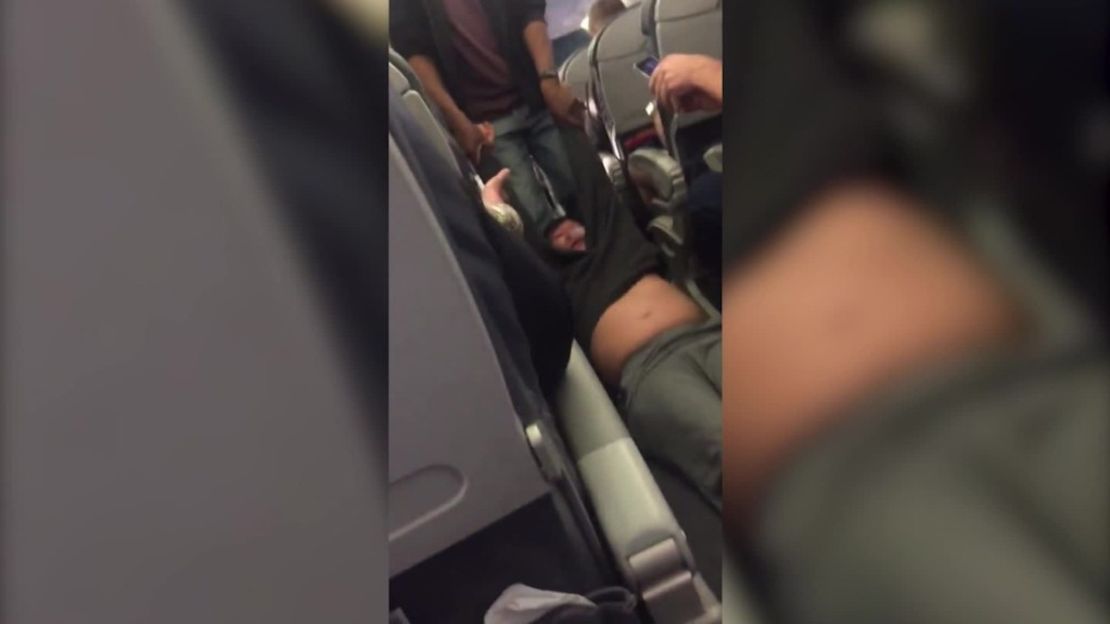 CNNE 398534 - 170410164539-united-airlines-passenger-dragged-off-flight-00000414-1024x576