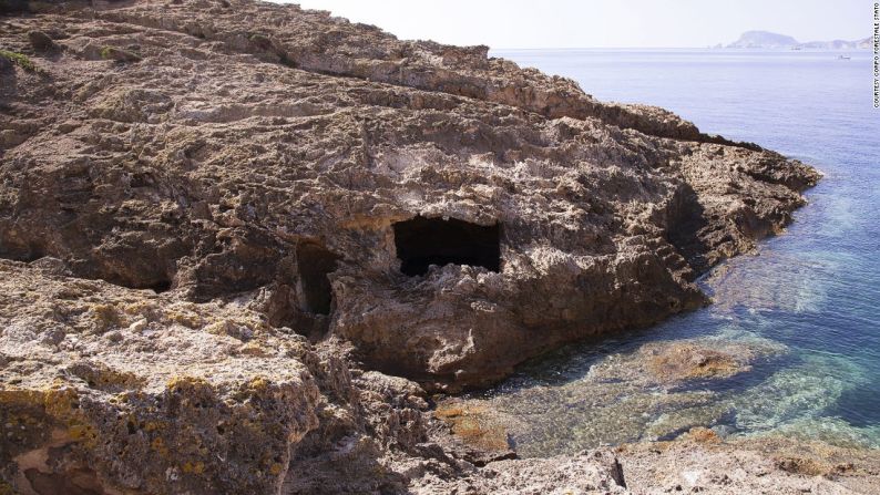 Costa agreste — La isla, rodeada por aguas verde esmeralda, es un laberinto de acantilados rojizos, viejas pesquerías de piedra y pilas de mar.