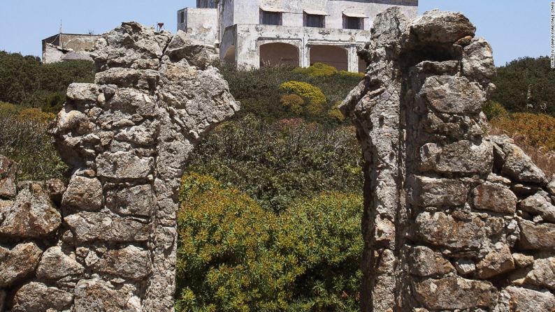 Entrada a la casa — La excursión a la casa del marqués es dura. La casa se ubica en la zona de un monasterio medieval en ruinas adornado con estatuas al fresco y una pequeña capilla.