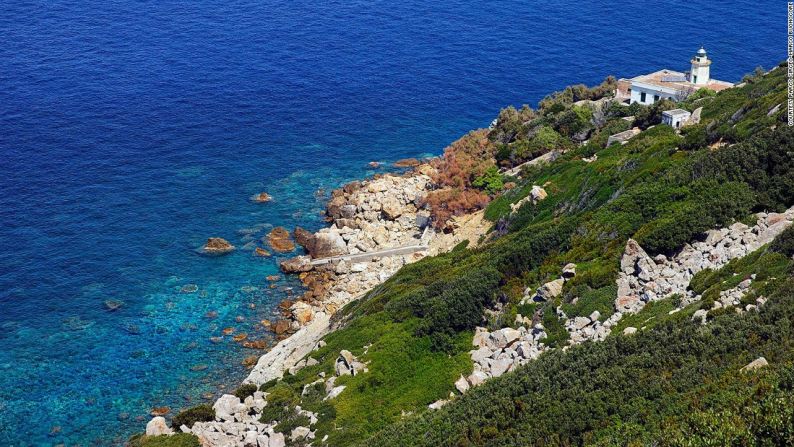 Pacífica y aislada — Hoy en día no hay nada en Zannone. Ni siquiera un bar. Sólo un faro y la fachada de la villa con columnatas y un patio con vista al mar.