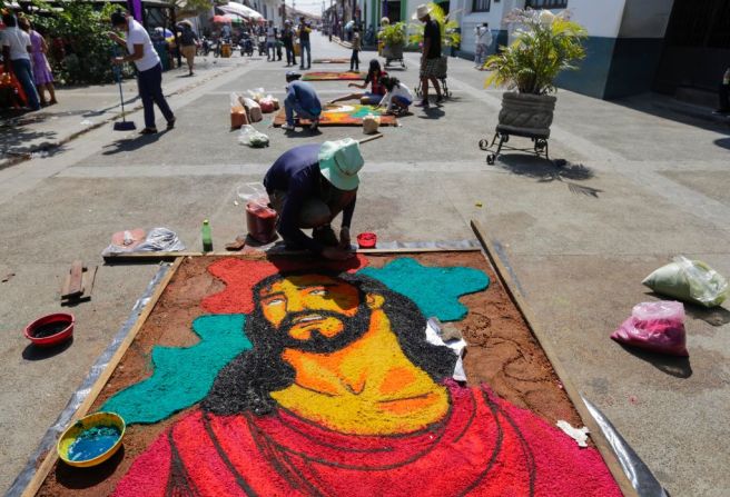 Cada año se pueden observar entre 20 y 40 alfombras de aserrín a lo largo de la calle donde se exponen, frente a la Catedral de la ciudad.