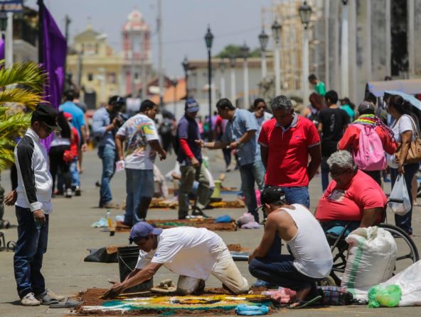 La tradición de las alfombras de León, durante la Semana Santa, atrae cada año a cientos de turistas nacionales y extranjeros.