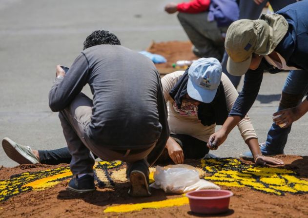 Las alfombras se extienden por unos 200 metros y se hacen con aserrín y colorantes.