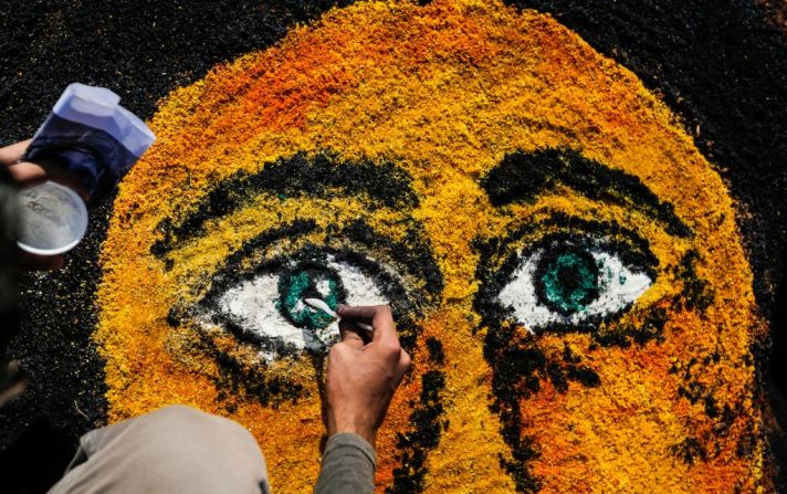 Cada año, una calle de la ciudad de León, a unos 90 kilómetros al occidente de Managua (Nicaragua), se llena de alfombras de aserrín que representan escenas de la Semana Santa. Mira en esta galería algunas de las coloridas creaciones de esta tradición.