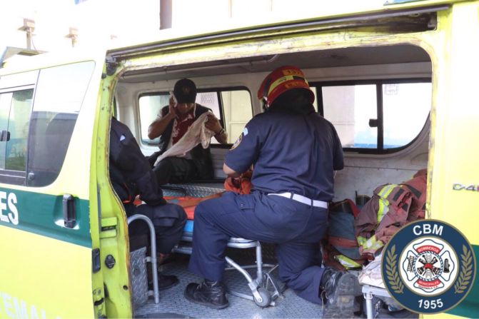 Un auxiliar del Cuerpo de Bomberos Municipales asiste a uno de los cuidadores heridos durante el disturbio en el centro correccional juvenil Las Gaviotas, en la zona metropolitana de Ciudad de Guatemala.