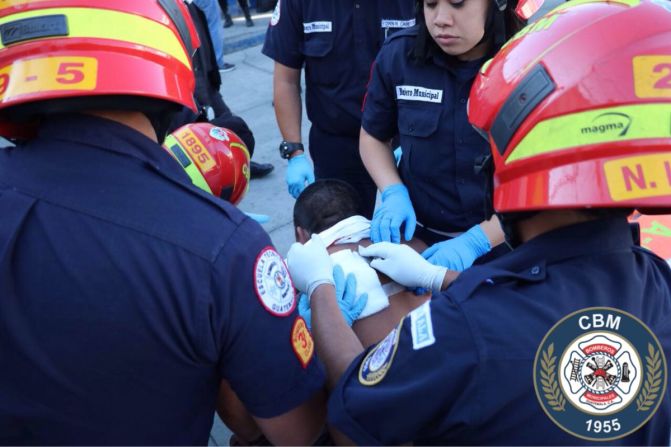 Auxiliares del Cuerpo de Bomberos Municipales asisten a uno de los cuidadores heridos.