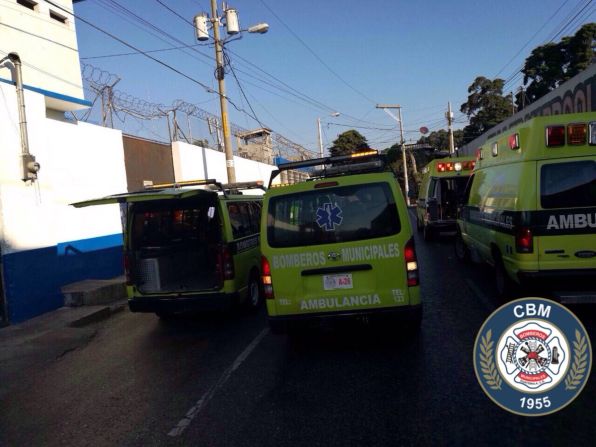 Ambulancias del Cuerpo de Bomberos Municipales permanecen a las afueras del centro correccional juvenil Las Gaviotas.