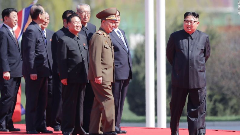 El liderazgo norcoreano aplaude durante la ceremonia.