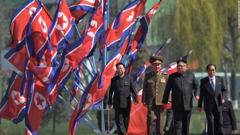 El líder norcoreano Kim Jong-un sube al escenario durante la apertura de la calle Ryomyong, un proyecto de construcción de alto perfil en Pyongyang, el 13 de abril del 2017.