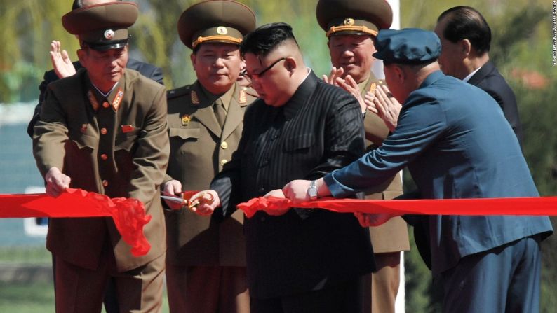 Kim Jong-un corta la cinta durante la apertura de la calle.