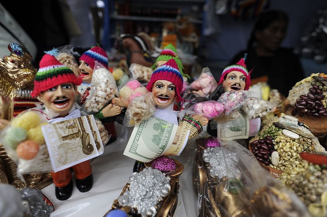 En esta imagen aparece un ekeko, el dios Aymara de la abundancia, durante una feria tradicional en La Paz, Bolivia.