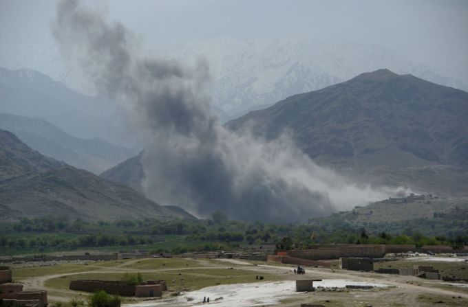 Imagen de archivo. Humo se alza de las montañas de Afganistán después de un ataque aéreo de EE.UU.el 11 de abril.