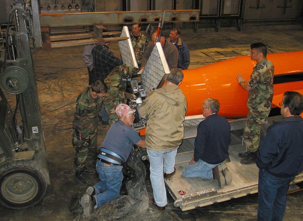 Esta imagen de marzo de 2003 publicada por el Departamento de Defensa de Estados Unidos muestra a los técnicos que preparan la MOAB antes del lanzamiento de prueba en noviembre de 2003 en Florida.