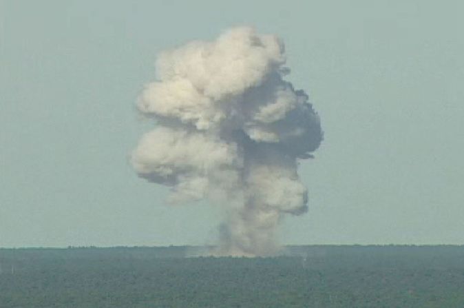 Estados Unidos lanzó una enorme bomba no nuclear en Afganistán. La MOAB es un artefacto explosivo conocido como "la madre de todas las bombas”. En esta foto de noviembre de 2003 muestra cuando Estados Unidos hizo pruebas con una MOAB en la Base Aérea de Eglin, Florida.