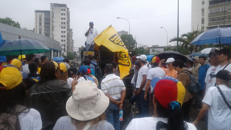 A pesar de la lluvia, simpatizantes de la oposición salieron a la calle para protestar en contra del gobierno de Nicolás Maduro.