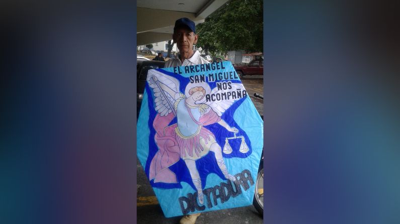 Uno de los manifestantes que se concentraron en la avenida Rómulo Gallegos de Caracas.