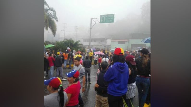 Alan Mora, licenciado en Administración, dice a CNN que un grupo de personas se concentró en la plaza La India de Los Teques, estado Miranda, cerca de donde está recluido Leopoldo López.