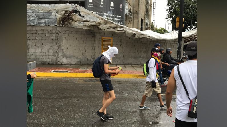 Algunos de los manifestantes se fueron ataviados de máscaras improvisadas.