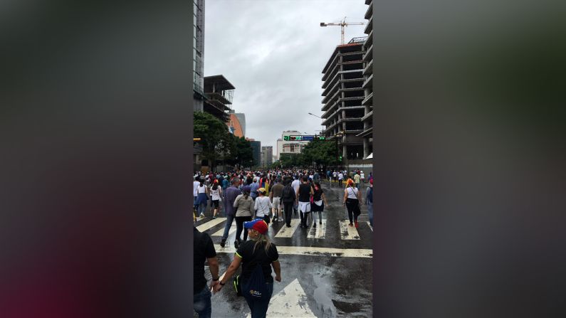 Los simpatizantes de la oposición salieron a pesar de la lluvia.