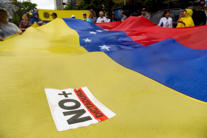 Una bandera gigante con la calcomanía de 'No más dictadura' fue uno de los símbolos que uso la oposición venezolana en el octavo día de protestas en la capital, Caracas.