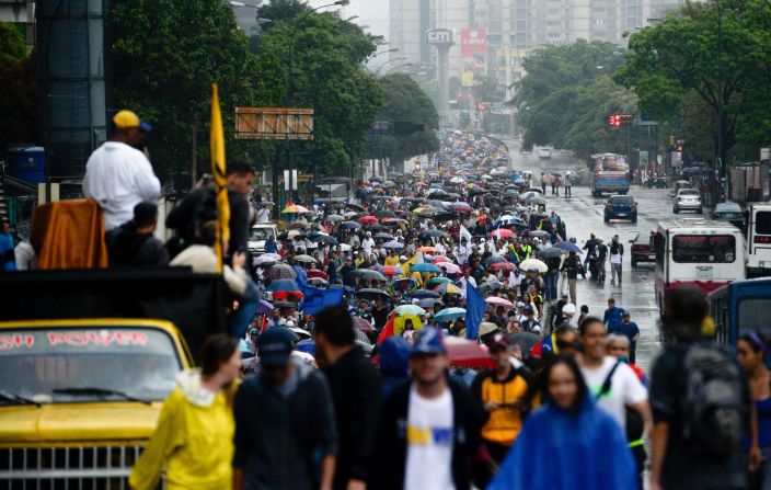 Una multitud de personas marchan en una de las avenidas principales de la capital, Caracas.