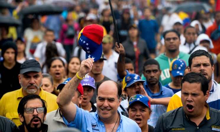 El presidente de la Asamblea Nacional, Julio Borges, saluda a simpatizantes.