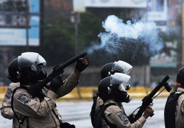 La Guardia Nacional Boliviana dispara gas lacrimógeno en contra de manifestantes.