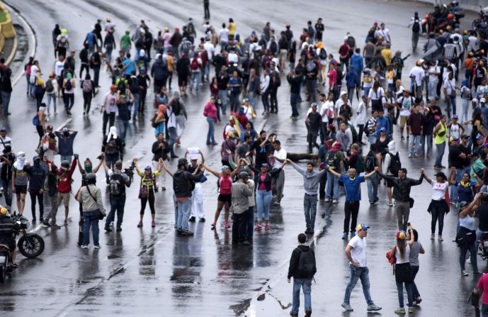 Una cadena humana como muro de contención en contra de la Guardia Nacional Bolivariana.