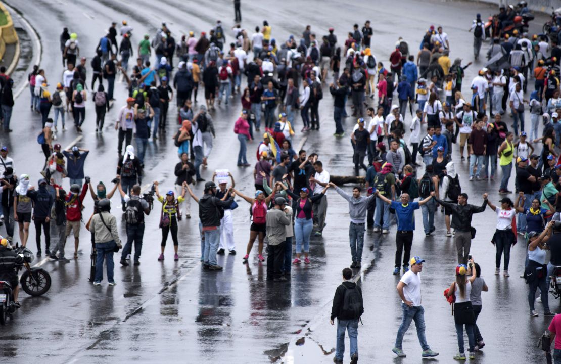 Una cadena humana como muro de contención en contra de la Guardia Nacional Bolivariana, en Caracas.