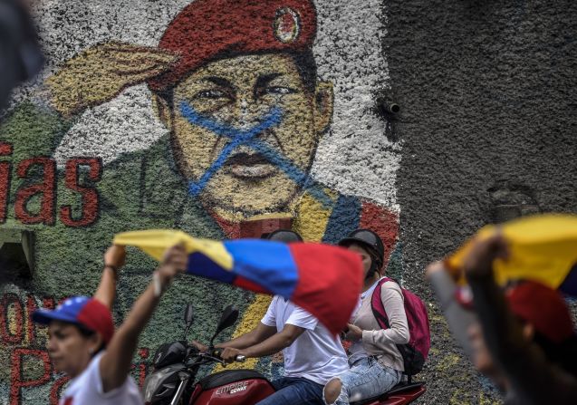 Un mural del fallecido presidente Hugo Chávez durante la marcha del 13 de abril.