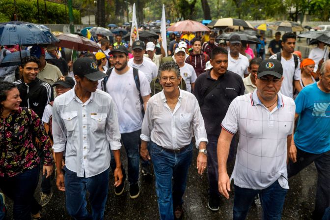 El expresidente de la Asamblea Nacional, Henry Ramos Allup (centro) participa en la marcha del 13 de abril.