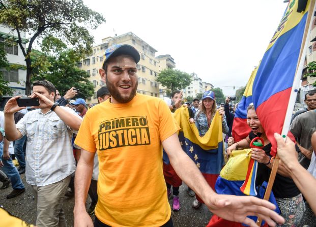 El diputado Juan Requesens, del partido Primero Justicia, saluda a algunos de los simpatizantes de oposición que asistieron a la concentración del 13 de abril.