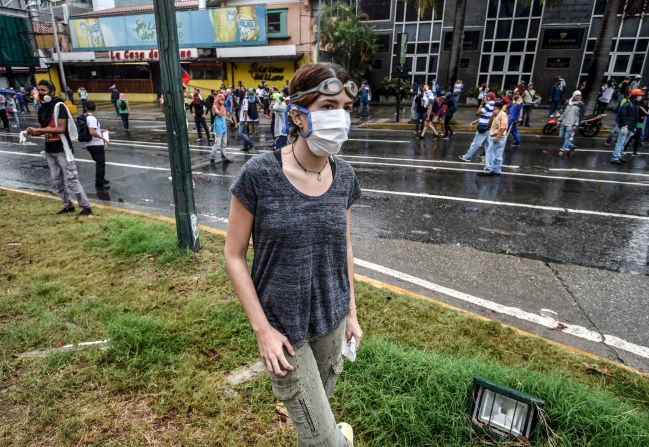 Algunos de los manifestantes usaron lentes de natación para protegerse de las bombas lacrimógenas y de la lluvia.