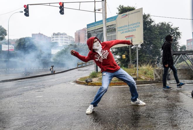 Manifestantes lanzaron objetos a las fuerzas del orden público.