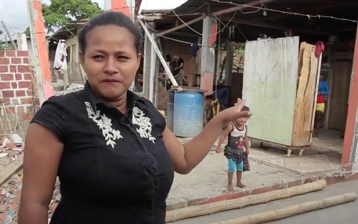 Yajaira muestra lo que quedó de su casa tras el terremoto.