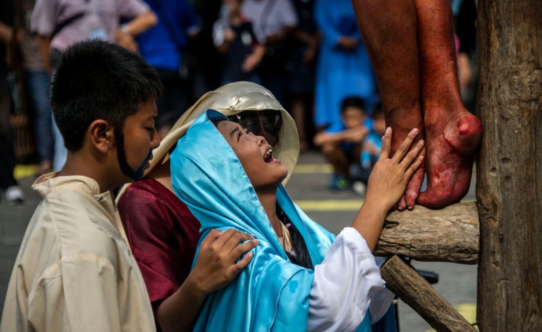 Católicos de Indonesia recrean la crucifixión de Jesús en el complejo de la iglesia de San Mikael en Surabaya, en la isla de Java Oriental, el 14 de abril de 2017.