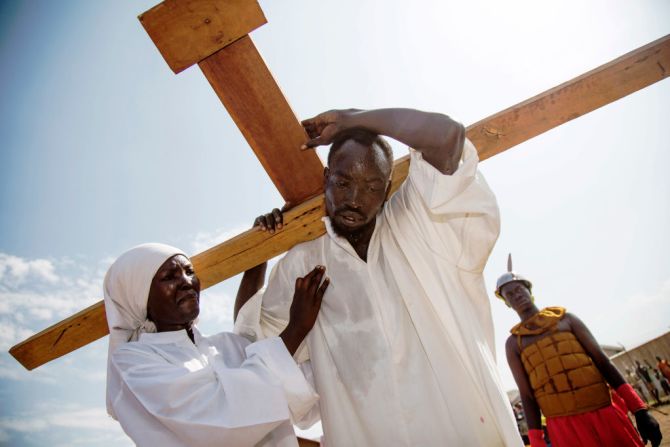 Actores representan los roles de Jesucristo y la virgen María durante la procesión del Viernes Santo en Yuba, Sudán del Sur, el 14 de abril de 2017.