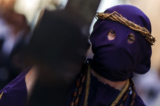 Un penitente de la hermandad Jesús Nazareno hace parte de la procesión de la pasión del Ecce Homo durante las celebraciones de Semana Santa en el noroeste de España, el 13 de abril de 2017.