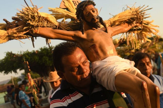 Miembros de la hermandad de El Nazareno participan en la procesión de Los Cristos en la ciudad indígena de Izalco, a 60 kilómetros al oeste de San Salvador, El Salvador, el 13 de abril de 2017.