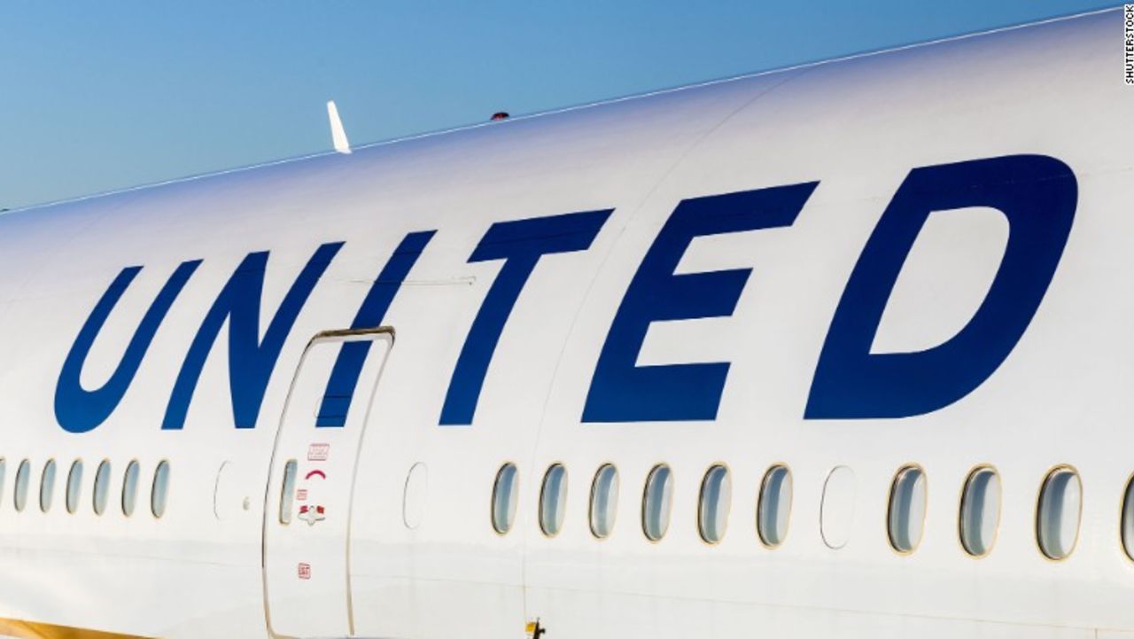 CNNE 399433 - 170103112614-united-airlines-stock-exlarge-169