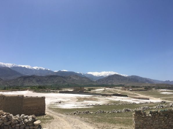 Vista del distrito de Achin, en la provincia de Nangarhar, donde este jueves EE.UU. lanzó la bomba no nuclear más potente de la historia. Su objetivo era destruir unos túneles de ISIS en ese país. Mira la galería para ver más de cerca el lugar que fue golpeado por la que ha sido llamada "la madre de todas las bombas".