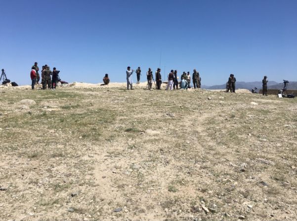 Periodistas en Achin esperan que les den acceso a la zona exacta donde cayó al bomba MOAB de EE.UU.