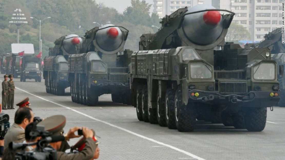 Camiones transportan lo que parece ser un misil de alcance intermedio Musudan en una parada militar en Pyongyang en octubre del 2010.